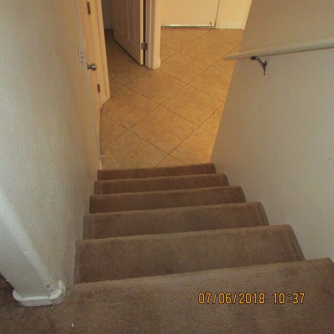 Building Photo - Adorable 2 Story Home!