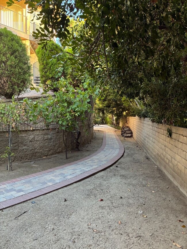 Building Photo - Spacious and Furnished 9 Bedroom House Near Cal State Fullerton