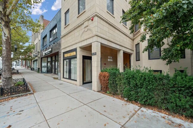 Building Photo - 1618 Beacon St