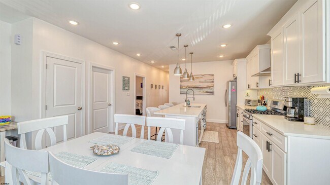 Building Photo - 1A N Victoria Ave