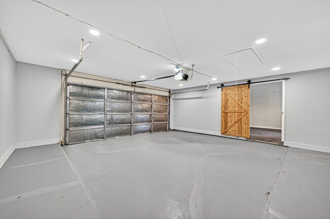 Building Photo - 13903 Chevy Chase Dr