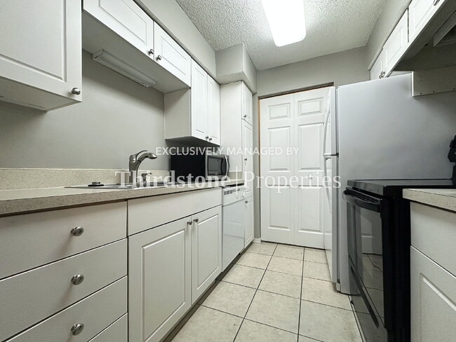 Building Photo - 10200 Belle Rive Blvd