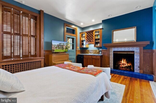 1st floor Living room with bar and gas FP - 121 W Cork St