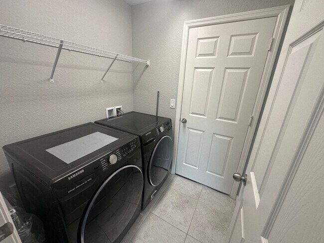 Building Photo - 3 Bedroom + Den - 2 Bathroom- NW Cape Coral