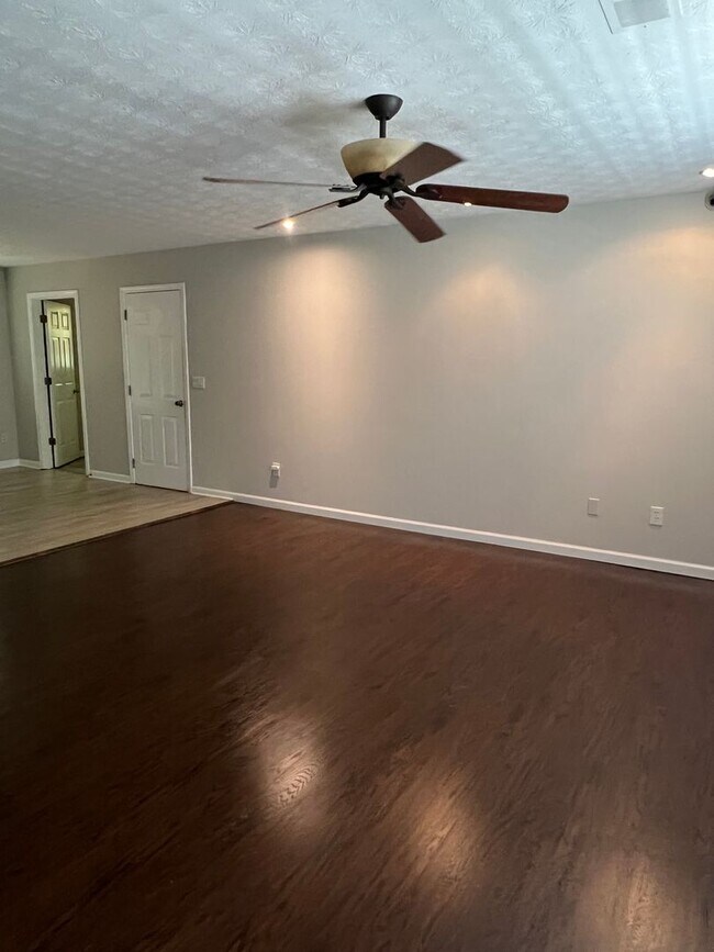 Building Photo - Charming 3 Bedroom 2 Bath home on large lot