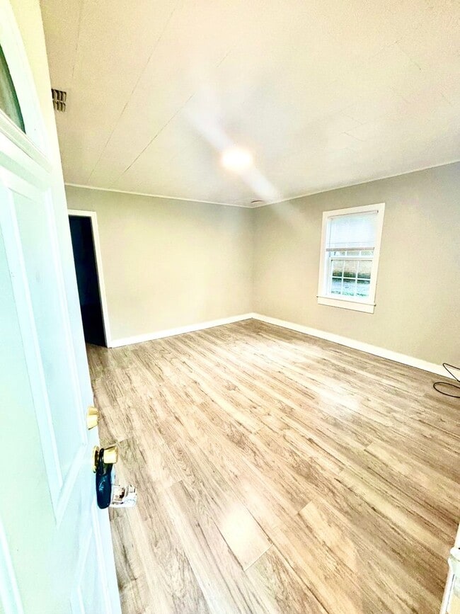 Building Photo - 257 N Pine Ave