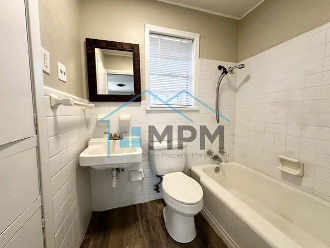 Building Photo - 1104 Hilton St