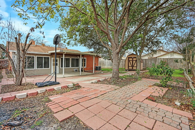 Building Photo - "Cozy 3-Bedroom Retreat with Fireplace Cha...