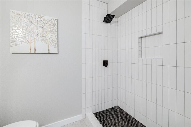 Building Photo - 707 Newcastle Ln