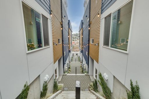 Building Photo - Queen Anne West Townhome with A/C Available Now!