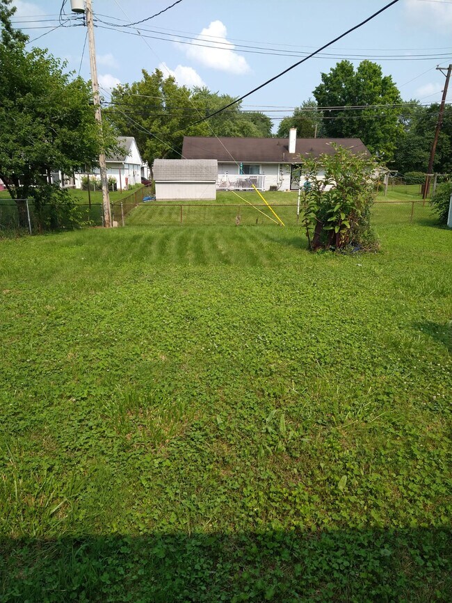 Building Photo - 3901 Chateau Dr