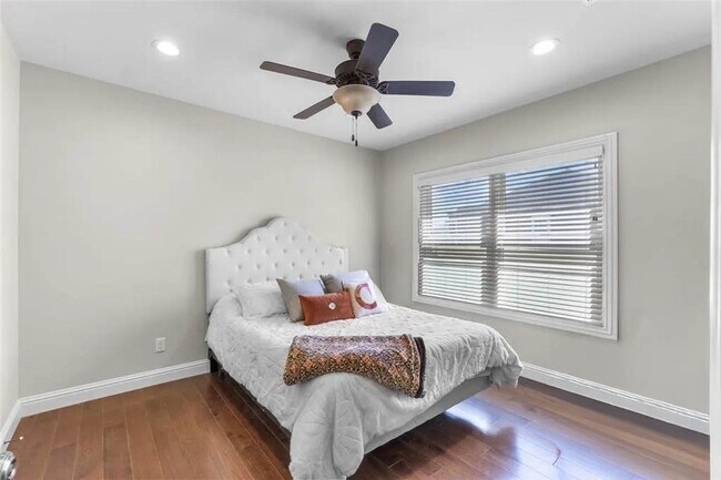 Building Photo - Stunning Custom-Built 4 Bedroom Duplex in East Jackson School District