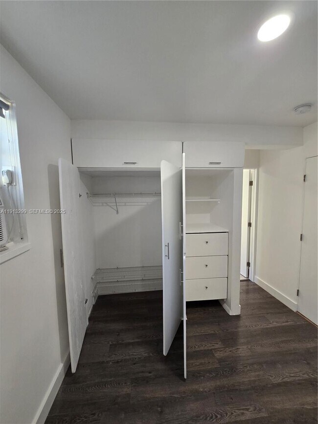 Building Photo - 1629 SW 6th St