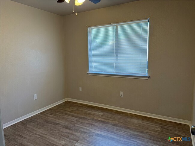 Building Photo - 916 Whirlaway Dr