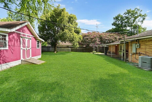 Building Photo - 2210 San Jacinto Dr
