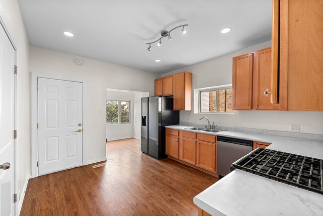 Building Photo - 2630 N Hamlin Ave