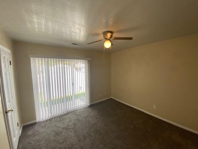 Building Photo - 3 bed, 2 bath Twin Home