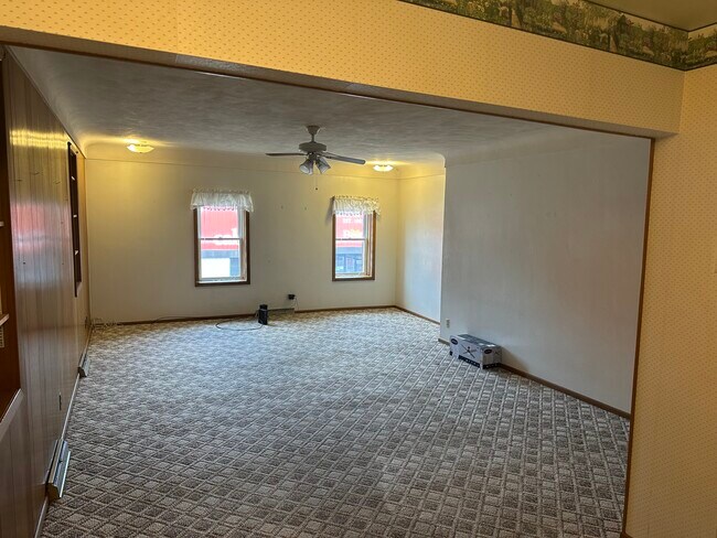 Building Photo - 420 N Cedar Ave