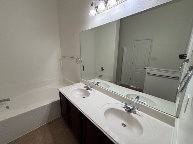 Building Photo - Cute 3 bedroom