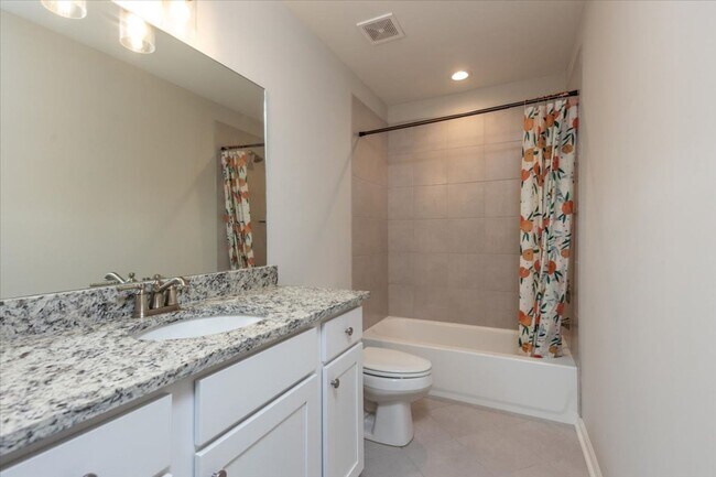 Building Photo - Like New 6 BR/ 4.5 BA in Lakeland