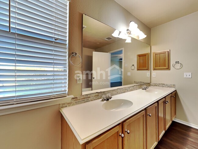Building Photo - 3104 Pinehurst Court