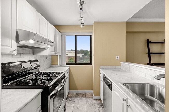 Building Photo - 1Br/1Bth, ready to move in. Heat/Hot Water...