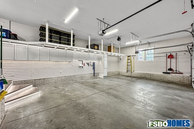 garage - 14404 Maple Dr
