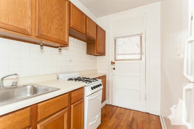Building Photo - 624 West Cornelia-N2
