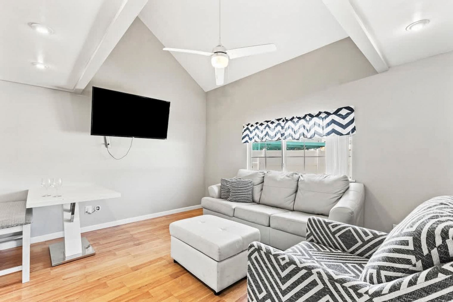 Building Photo - 5218 Beach Dr