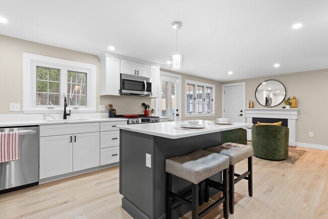 Building Photo - 123 Pond St