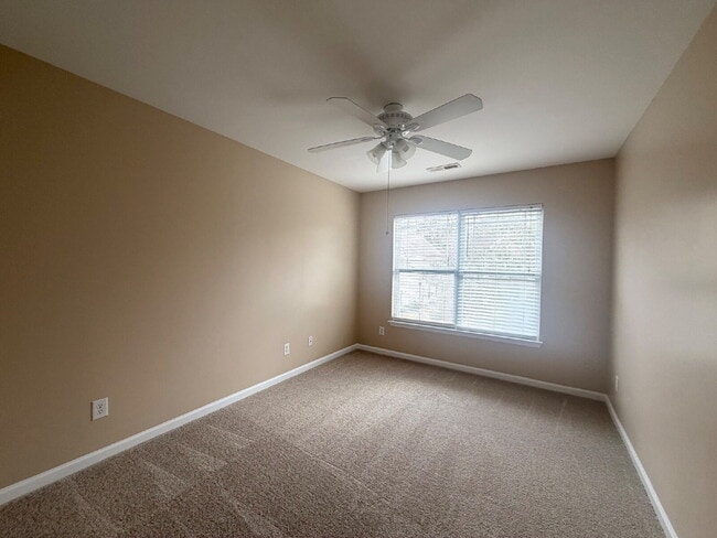 Building Photo - Large Three Bedroom Townhouse! New Carpet & Paint!