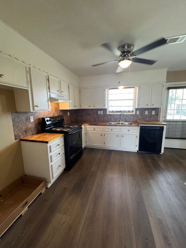 Building Photo - Home for lease
