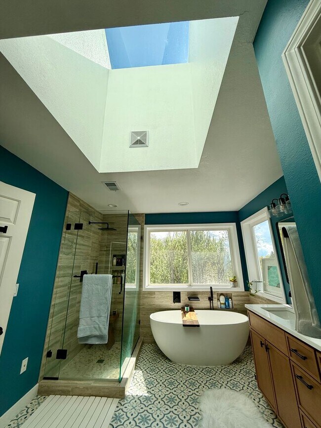 Building Photo - Beautifully Renovated 5 Bed + Bonus Room Home in Forest Heights with a Wrap-Around Porch, Designe...