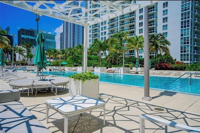 Building Photo - 950 Brickell Bay Dr