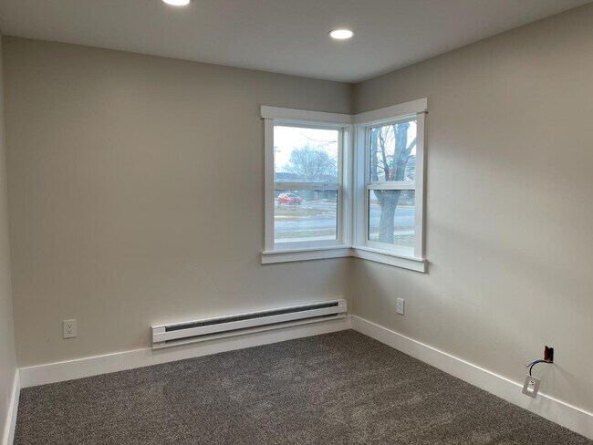 Building Photo - 2260 S 10th St W