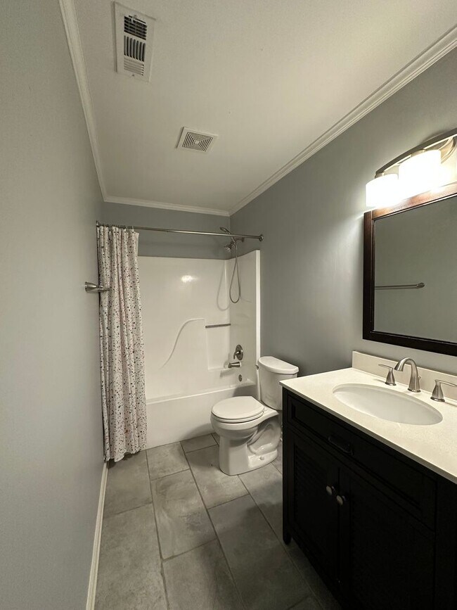 Building Photo - 3 Bedroom, 2 bathroom house on the Eastside, move-in ready