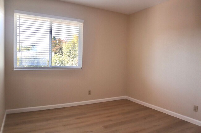 Building Photo - Splendid 3-bedroom home + Bonus Loft located in Fremont! – New flooring!