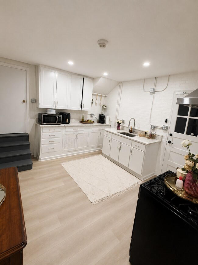 Building Photo - Perry St LHP