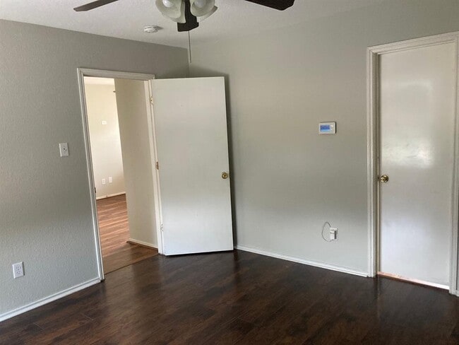 Building Photo - 10914 Spruce Dr N