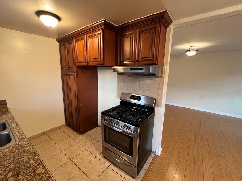 Building Photo - 1319 E California Ave