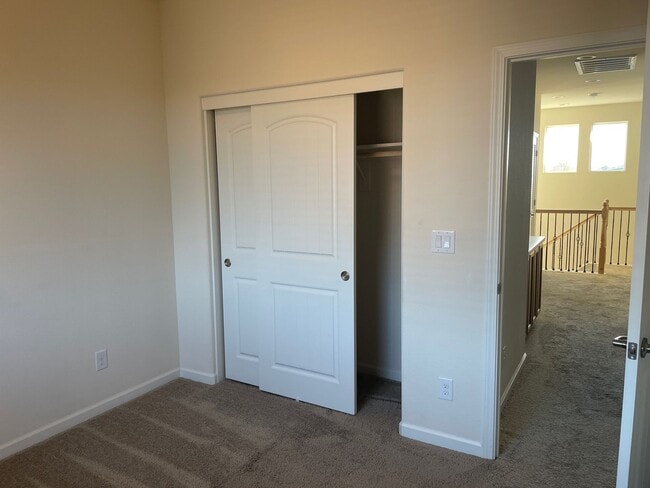 Building Photo - Townhome short drive to freeway. 3 bedroom 2 1/2 baths