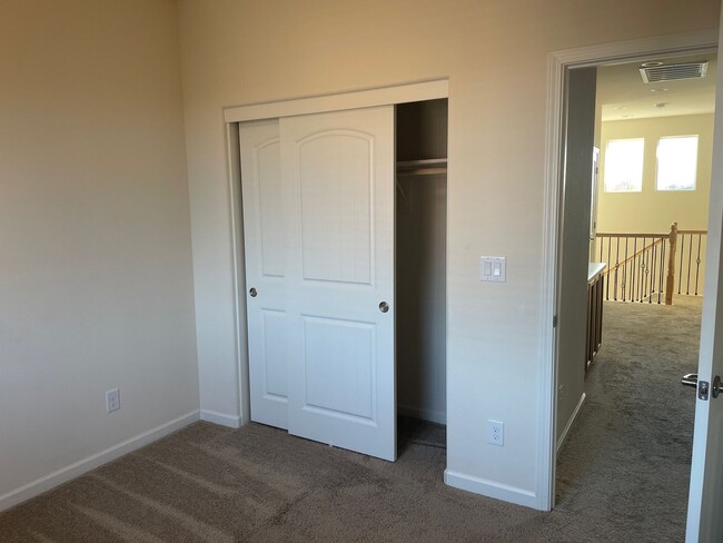 Building Photo - Townhome short drive to freeway. 3 bedroom...