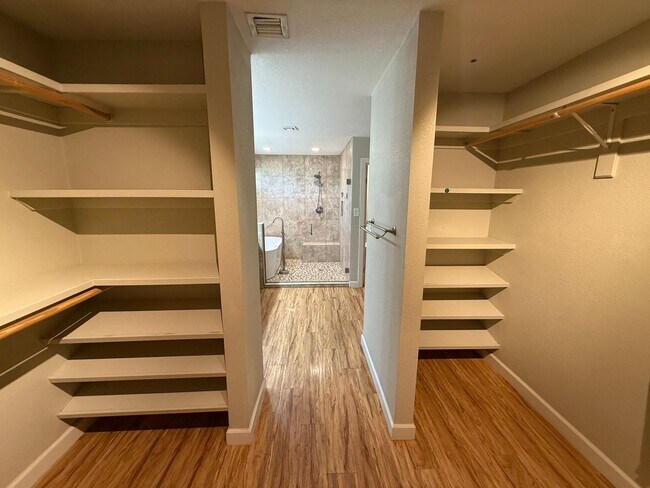 Building Photo - Luxury 4 Bedroom in Country Estates