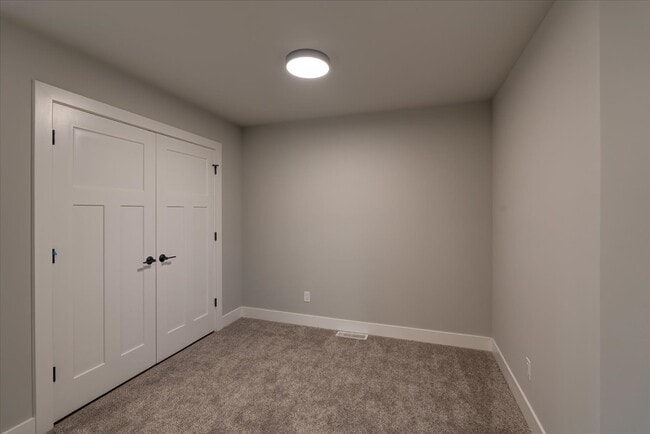 Building Photo - 139 Prairie Heights Dr