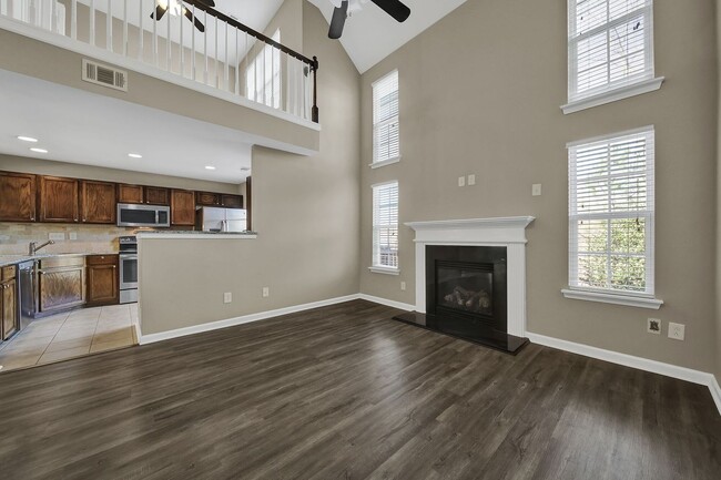 Building Photo - Lovely Two Bedroom Townhome With Bonus and...