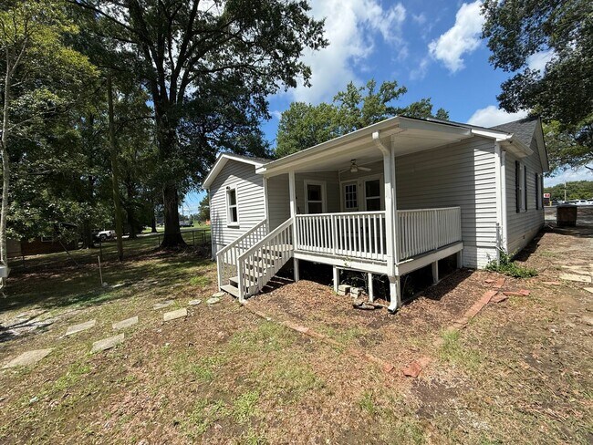 Building Photo - 4 Bedroom/2 Bath Home for Rent
