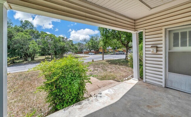 Building Photo - Spacious 3 Bed - 1 Bath House Near Downtown