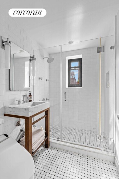Building Photo - 470 W 24th St