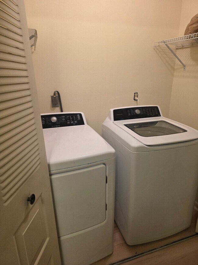 Building Photo - 481 Emerald Rd