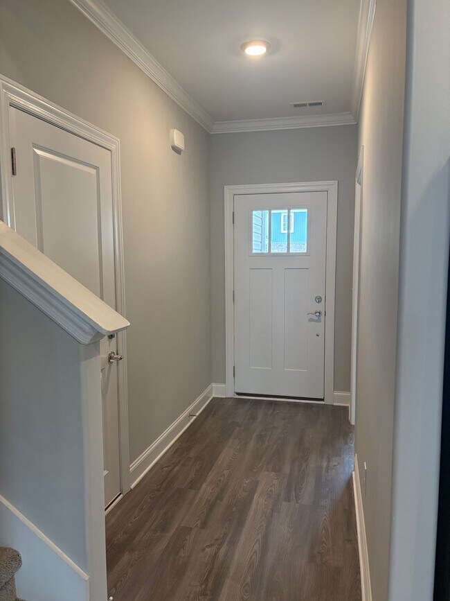 Building Photo - LUXURY TOWNHOME  IN THE CENTER OF MANCHESTER!